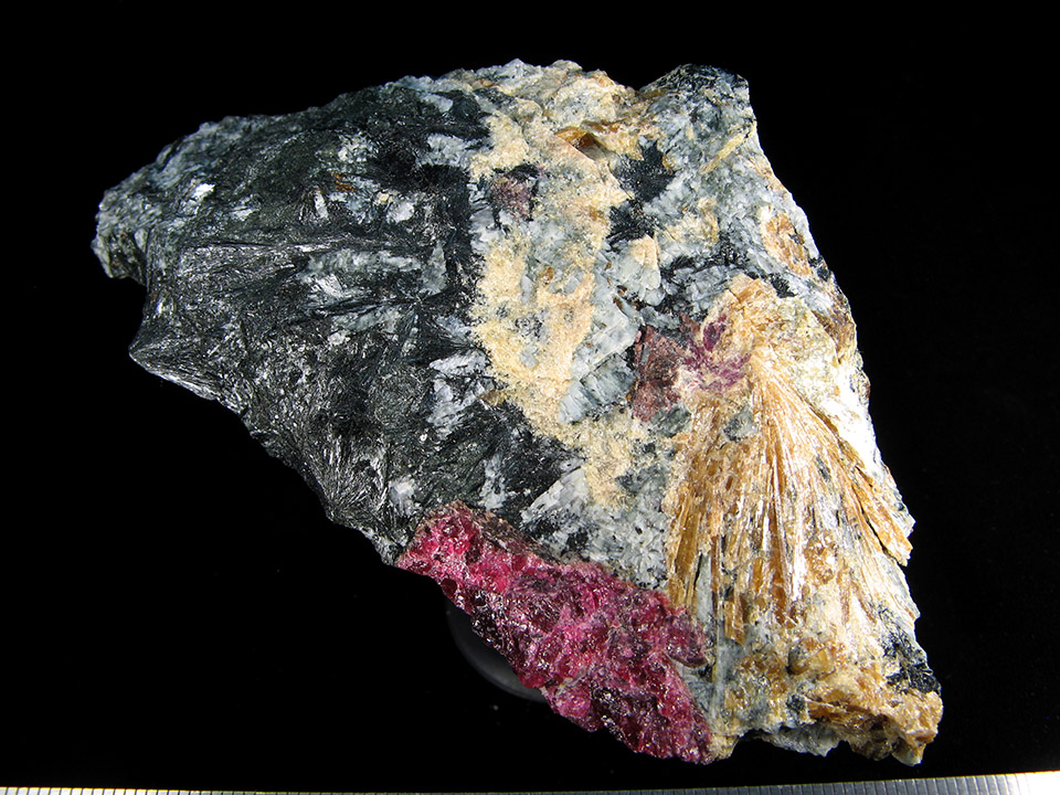 Эвдиалит, титанит, эгирин (МХ 167)